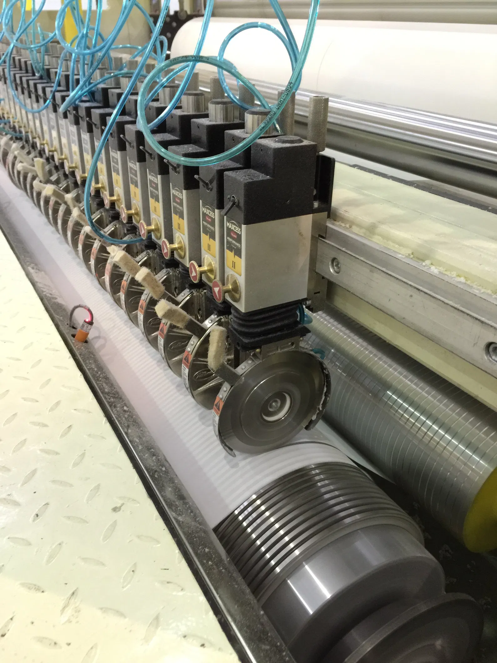 1800 mm Afgeronde Jumbo Roll Slitting Machine Met goede efficiëntie 1