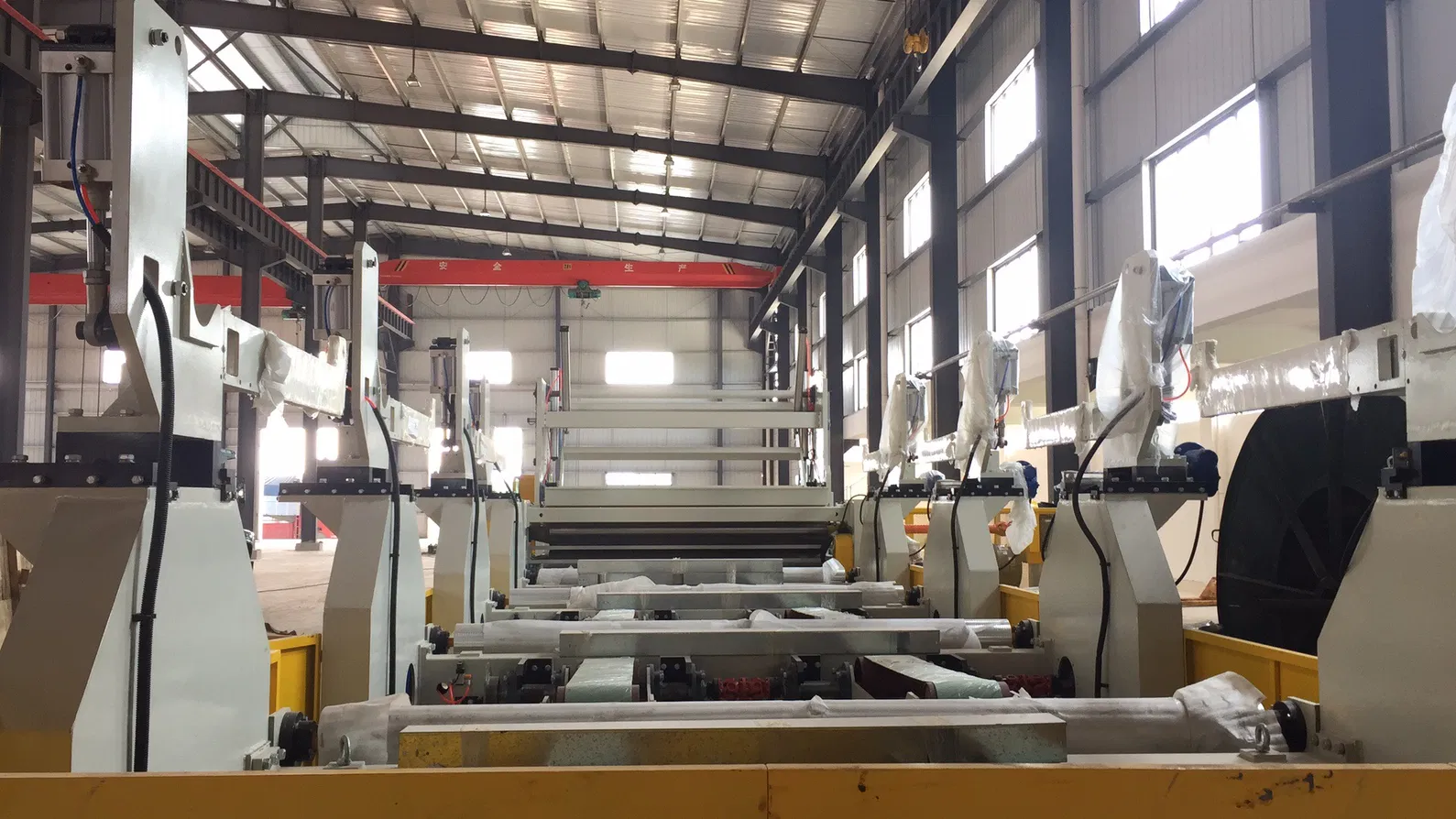 Grote Diameter 1500mm Terugspoel Jumbo Rol Snij- en Opwikkelmachine voor Snelle en Nauwkeurige Productie 2